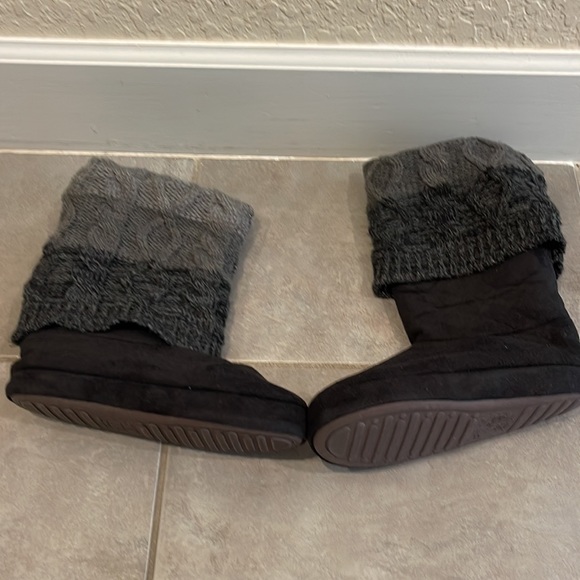 MUK LUKS. Small 5/6 Slippers - Picture 4 of 4